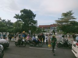 Peringati Hari Bumi, POTAS Bagikan Takjil Gratis Gunakan Kantong Ramah Lingkungan