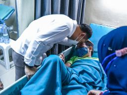 Wali Kota Eri Jenguk Korban Seluncuran Kolam Renang KenPark Surabaya