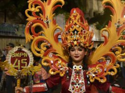 Rindu Parade Bunga dan Budaya, Warga Surabaya Penuhi Jalan Tunjungan