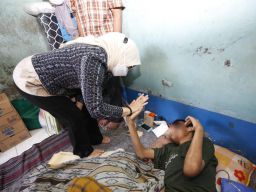 Rini Indriyani Bantu Pengobatan Anak Pnderita Kanker Tulang