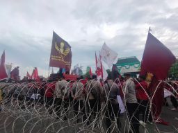 Ratusan Massa IMM Gelar Aksi di DPRD Jatim Tolak Kenaikan Harga BBM