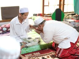 Jenguk KH Abdul Jalal Sakit, Ketua PKS Jatim Minta Anggota Teladani Semangat Perjuangan