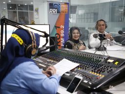Peringati Radio Nasional 2022, Cak Eri Cahyadi dan Ning Rini Jadi Presenter Berita
