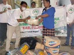 Santri Dukung Ganjar Beri Bantuan Sembako Hingga Tenda untuk Korban Puting Beliung Pasuruan