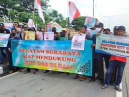Dukung KTT G20 Bali, Nelayan di Surabaya Gelar Aksi Flash Mob