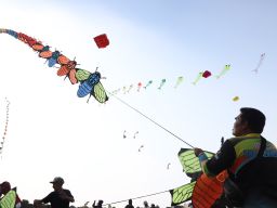 Sempat Dihentikan Karena Cuaca Buruk, Surabaya Festival Layang - Layang Internasional Kembali Digelar
