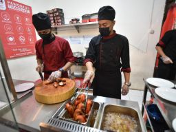 Berdayakan MBR, Ayam Canton Soerabaja Buka Gerai Baru di Jl Kedungdoro