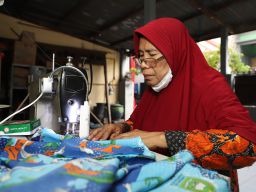 Ibu - Ibu Majelis Taklim di Surabaya Diberi Pelatihan Jahit, Ini Tujuannya