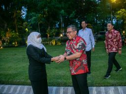 Pertemuan Tertutup Bareng Khofifah dan Eri Cahyadi Terkait Pilgub Jatim? Hasto Tersenyum Simpul