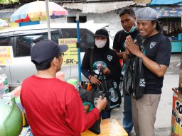 Kowarteg Pendukung Ganjar Bagikan Sembako dan Makanan Siap Saji Ke Warga MBR di Sidoarjo