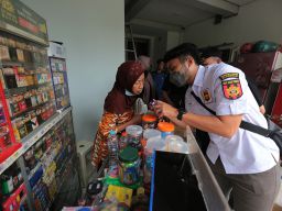 Operasi Cukai dan Rokok Ilegal, Pemkot Bersama Bea Cukai Sasar Toko Kelontong di Surabaya