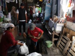Pasar Bong Dijadikan Night Shopping, Pedagang Kerja Bakti di Program “Surabaya Bergerak”