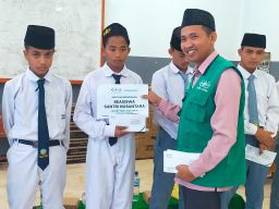 Lazisnu Salurkan Beasiswa Santri Ponpes di Jatim