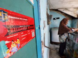 Penempelan Stiker Keluarga Miskin di Surabaya: Ada yang Nolak dan Banyak Pula Minta Ditempeli