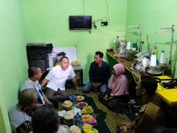 YMI ITS Bedah Rumah Warga MBR di Surabaya yang Tak Layak Huni