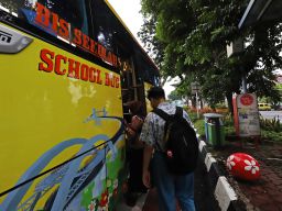 Pemkot Surabaya Operasikan 9 Bus Sekolah Gratis untuk Redam Trek - trekan