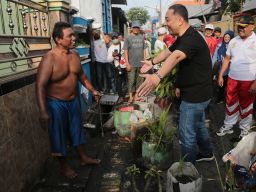 Wali Kota Eri Chayadi Ikut Kerja Bakti Bareng Warga Jepara Surabaya, Bersihkan Saluran dari Sampah