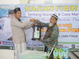 Kiai Muda Dukung Ganjar Bersihkan dan Beri Bantuan Karpet Musala di Tuban