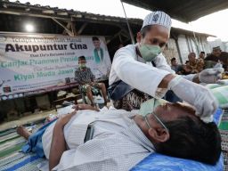 Peduli Kesehatan, Kyai Muda Jawa Timur Gelar Terapi Akupuntur Gratis