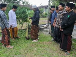 GGN Jatim Beri Bantuan Bibit Pisang Wujudkan Ketahanan Pangan Pondok Pesantren