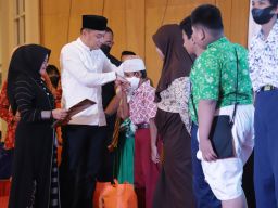 Pemkot Surabaya Bagikan Baksos kepada Ratusan Siswa SD/SMP