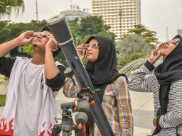 Surabaya Astronomy Club Pantau Gerhana Matahari Hibrida di Balai Kota