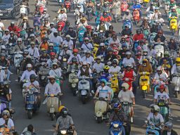 Kenalkan Keguyuban Surabaya, Wali Kota Eri Cahyadi Sunmori bersama Ribuan Komunitas Vespa