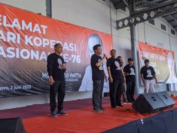 Disapa Ganjar Melalui Vidiotron, Buruh Industri Tembakau di Bojonegoro: Ganjar Menang, Ganjar Presiden