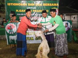 Santrine Ganjar Sedekah Hewan Kurban untuk Ponpes Raudlatul Ulum di Bangkalan