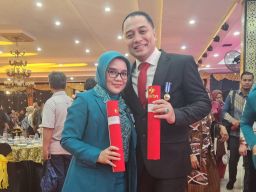 Berhasil Turunkan Stunting Kemiskinan, Wali Kota Eri dan Ketua TP PKK Surabaya Raih Penghargaan Tertinggi dari BKKBN