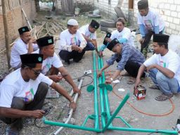 Kiai Muda Ganjar Berikan Bantuan Penerangan Jalan Untuk Warga Bojonegoro