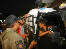 Satpol PP Halau PKL yang Berjualan di Trotoar dan Badan Jalan di Kawasan Pasar Keputran