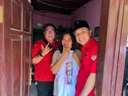 Blusukan ke Gang Sempit di Surabaya, Eri Cahyadi Sosialisasikan Ganjar Pranowo dan PDIP