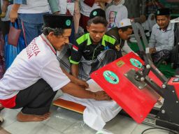 Nyablon Bareng Kiai Muda, Warga Kediri Senang Ada 'Selfie bareng Ganjar'