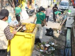 Sambut HUT RI Ke-78, LDII Jatim Kerja Bakti Bersihkan TPU Gayungan Surabaya