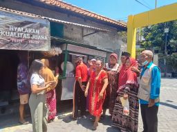 Sosalisasikan Ganjar di Kampung Jangkungan, Anas Karno Borong Beras untuk Dibagikan Gratis Ke Warga
