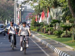 Wali Kota Surabaya Eri Cahyadi Bersepeda ke Balai Kota, Ini Tujuannya