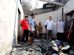 Perbaikan Rumah Korban Kebakaran Putat Jaya, Wali Kota Eri: 10 Hari Rampung