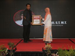 Wali Kota Eri Cahyadi Raih Penghargaan The Right Man On The Right Place