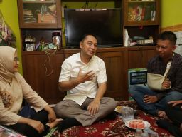 Luar Biasa! Wali Kota Eri Jenguk Dua Petugas Satpol PP Korban Penganiayaan Oknum Buruh
