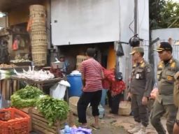 Satpol PP Surabaya Minta PDPS Atur PKL yang Jualan di Pendestrian Pasar Keputran