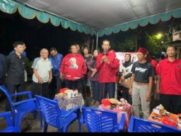 Keseruan Nobar Debat Capres di Pinggir Bantaran Rel Kereta Api