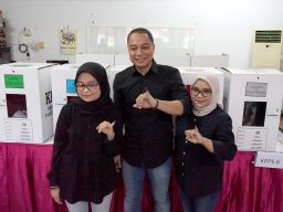 Nyoblos Bareng Sekeluarga, Wali Kota Eri Cahyadi: Jurdil untuk Warga Surabaya