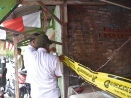 Satpol PP Surabaya Lakukan Penyegelan Ulang Kios di Pasar Kutisari Selatan