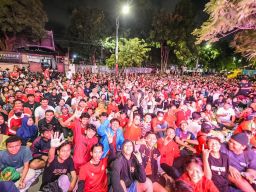 Puluhan Ribu Suporter Padati Balai Kota Surabaya Nobar Timnas U-23 vs Uzbekistan