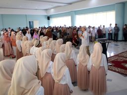 Wali Kota Eri Bicara Soal Kejujuran kepada Ratusan Siswa SD Swasta di Surabaya