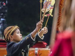 Ruwatan Kota Surabaya: Pagelaran Wayang di Tugu Pahlawan