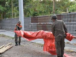 Satpol PP Surabaya Tertibkan PKL di Jalan Kertomenanggal, Ini Alasannya