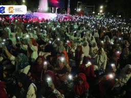 Ngaji Bareng Gus Iqdam,Puluhan Ribu Jemaah Padati Balai Kota