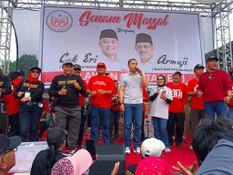Ribuan Warga Surabaya Antusias Ikuti Senam Pagi Bersama Eri Cahyadi